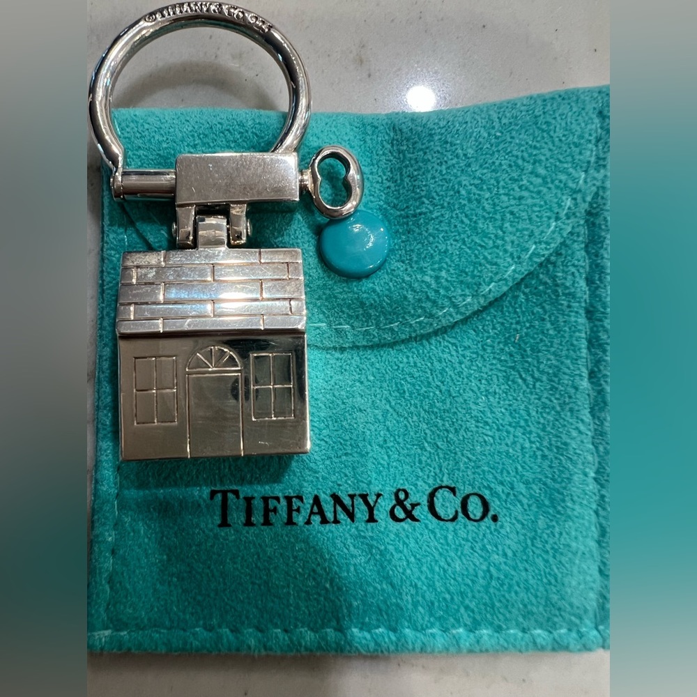 TIFFANY & CO STERLING SILVER SOLID HOUSE KEY RING. Mint condition.